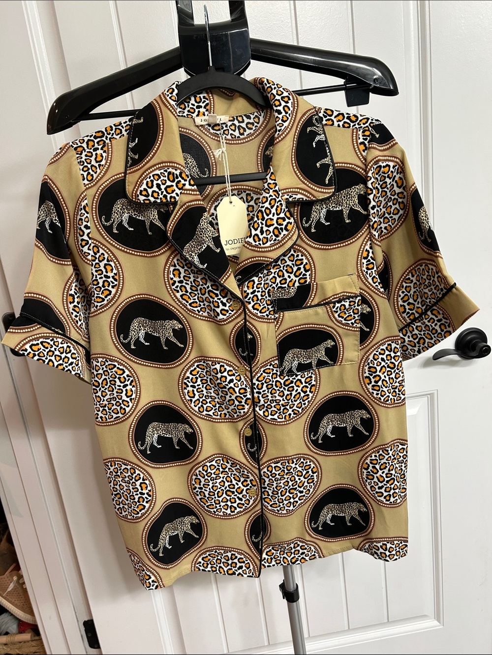 JODIFL Shirt / Size Medium Leopard Print Short Sleeve Button-Up Top